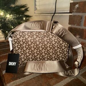 DKNY TUTU DZ Xbody Bag!